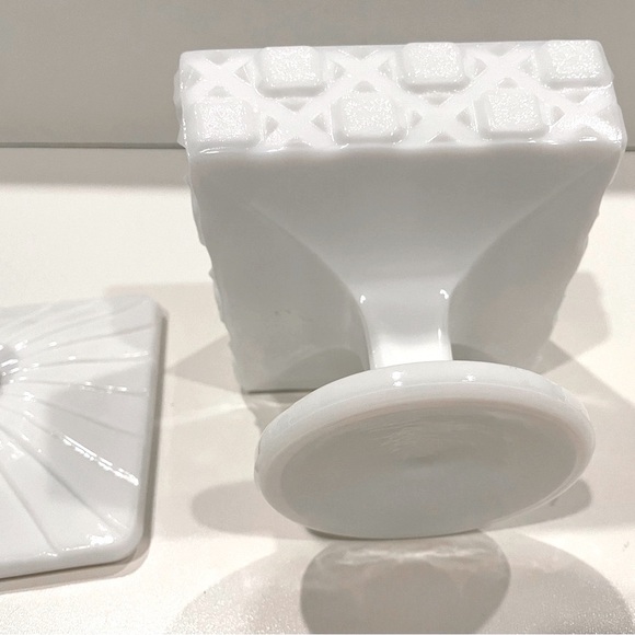 Westmoreland “Old Quilt” Milk Glass Footed Square Candy Dish w Lid. EUc - Picture 6 of 11